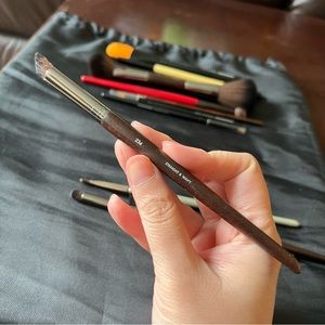 Make Up For Ever Straight & Wavy brush 234